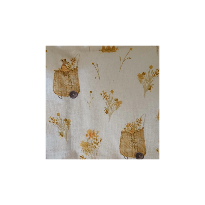 Detalle del estampado de canastos y flores en braga de cuello infantil