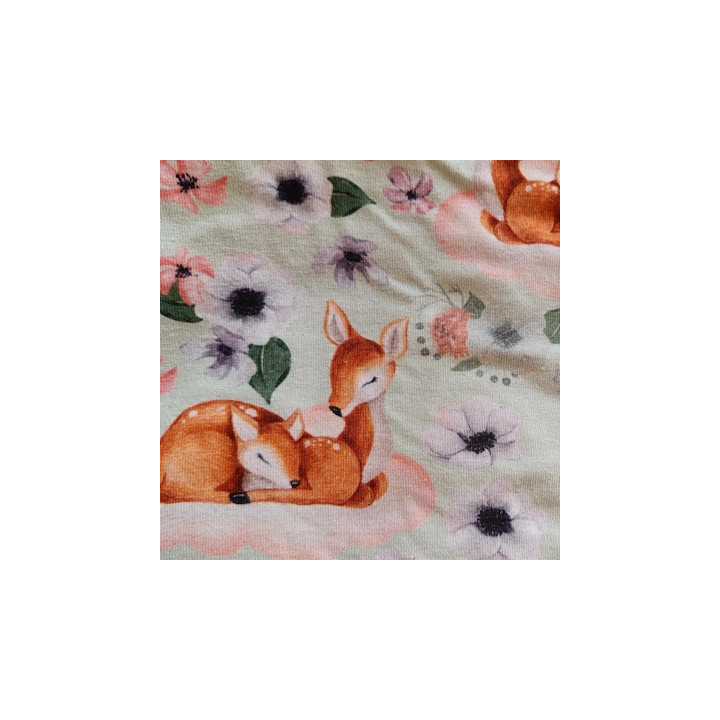 Detalle del estampado de ciervos durmiendo en braga de cuello infantil