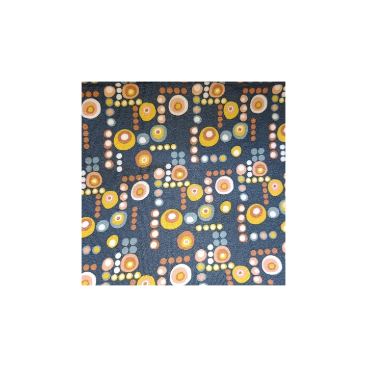 Detalle del estampado de círculos dots en braga de cuello infantil