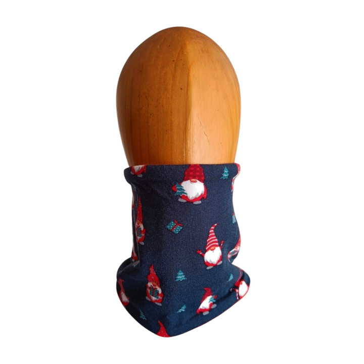 Braga cuello infantil con estampado de gnomos navideños, mostrada en maniquí de madera (vista frontal).