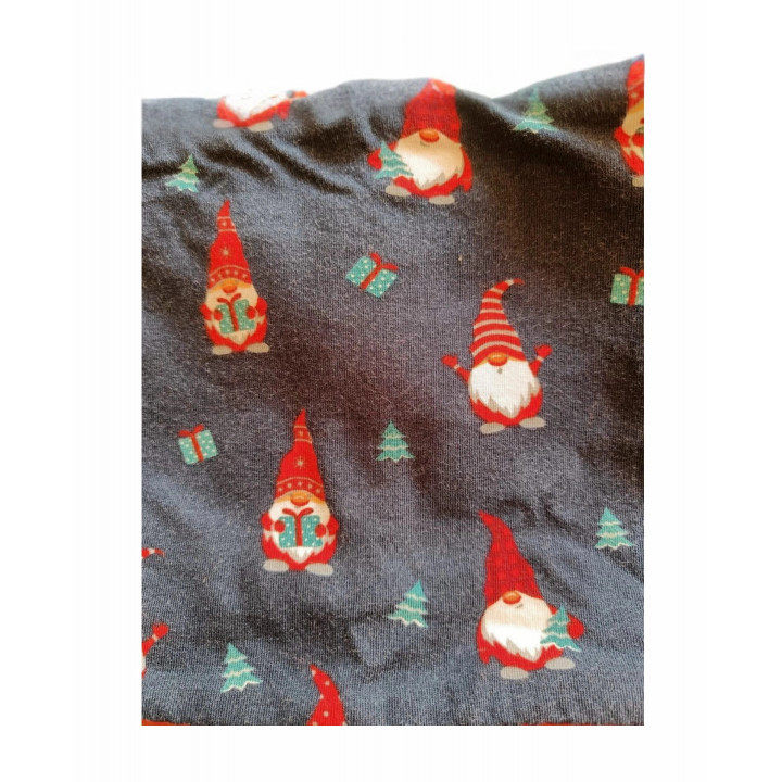 Braga cuello infantil con estampado de gnomos navideños sobre fondo azul marino, vista extendida de la tela.