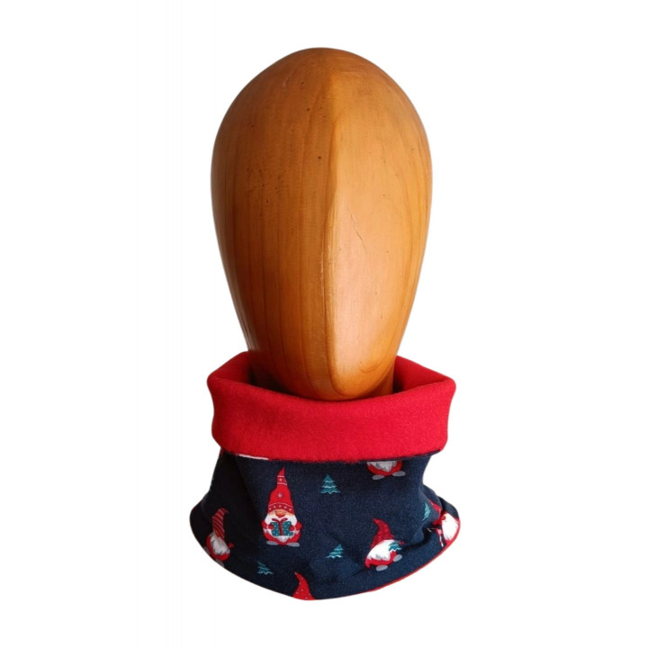 Braga cuello infantil con estampado de gnomos navideños, mostrada en maniquí de madera (polar hacia fuera).