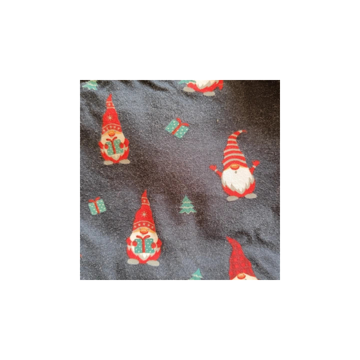 Primer plano del estampado de gnomos navideños con árboles y regalos sobre fondo azul marino.