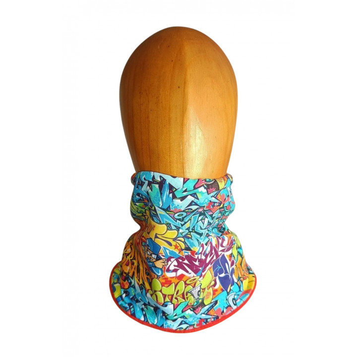 Braga cuello infantil con estampado de grafitis, mostrada en maniquí de madera (vista frontal).