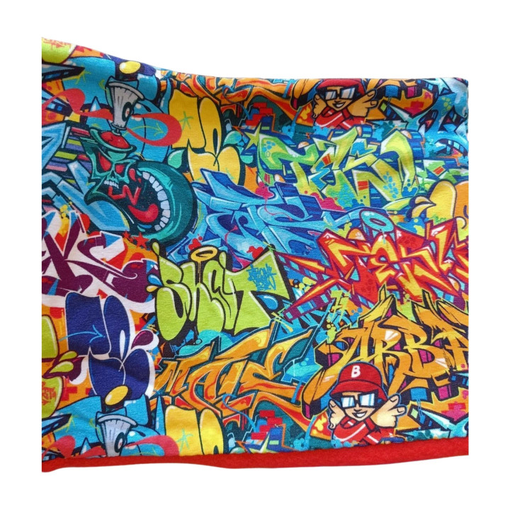 Braga cuello infantil extendida con estampado colorido de grafitis urbanos.