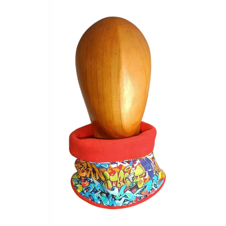 Braga cuello infantil con estampado de grafitis, mostrada en maniquí de madera (polar hacia fuera).