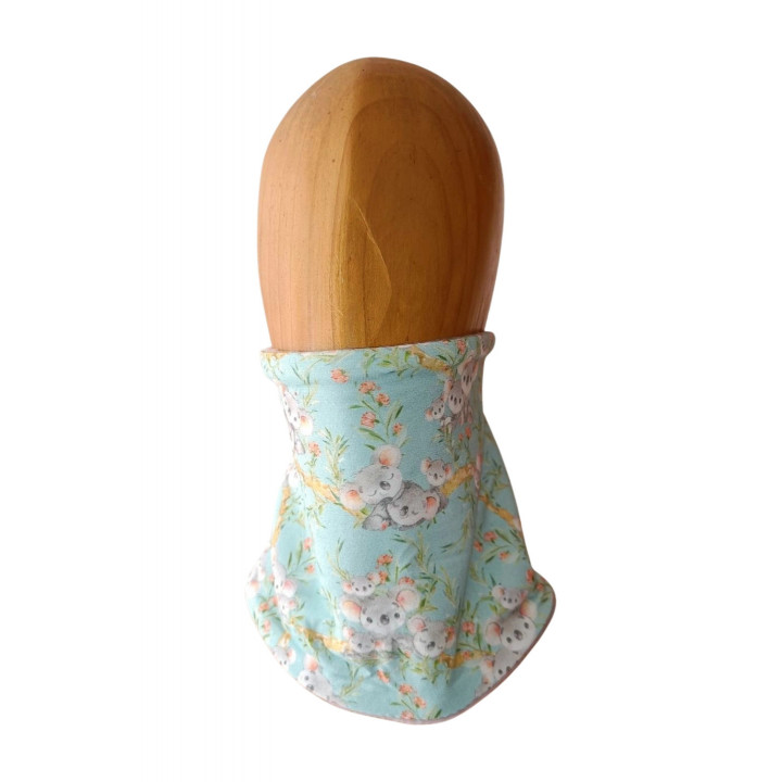 Braga cuello infantil Koalas Azul desplegada hacia arriba, diseño de koalas sobre ramas con fondo azul claro.