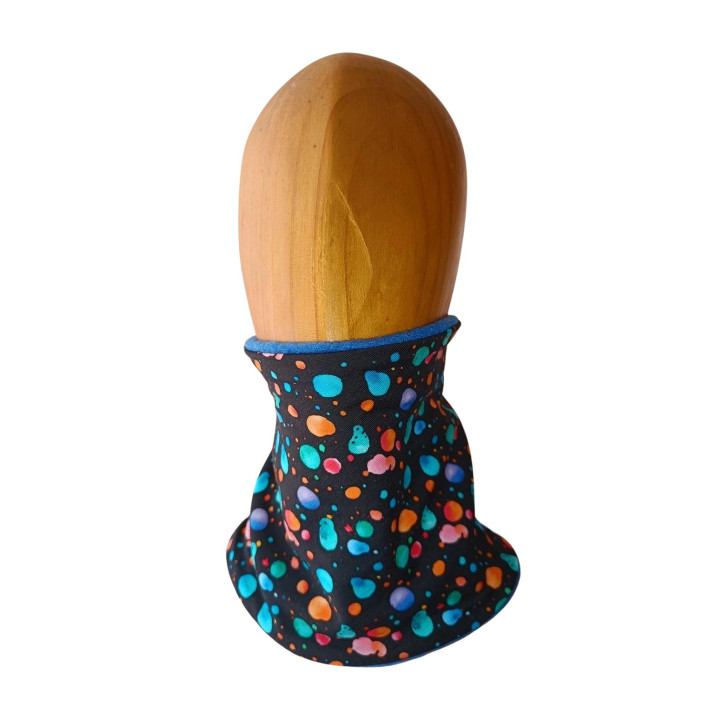 Braga de cuello infantil Manchas Azul sobre maniquí, estampado de manchas multicolor.