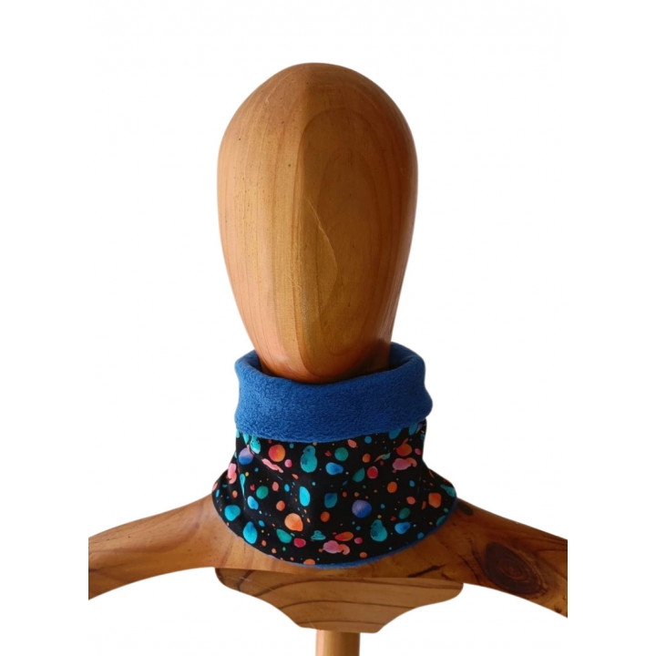 Vista trasera con polar azul: Braga de cuello infantil Manchas Azul con interior de polar visible, vista trasera.