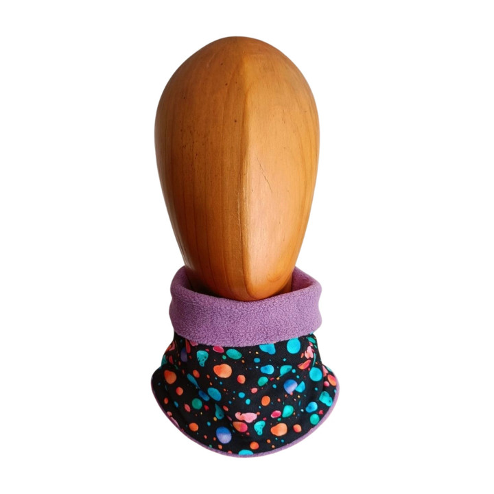 Vista frontal alternativa: Braga de cuello infantil Manchas Azul, segunda vista frontal sobre maniquí.