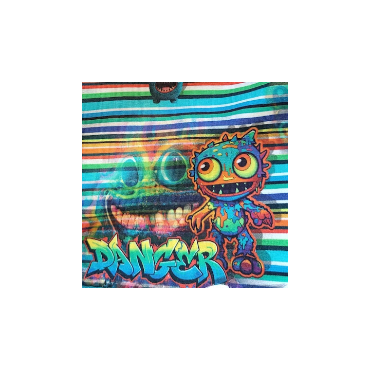 Detalle de la tela de algodón con monstruos de colores sonrientes y expresivos.