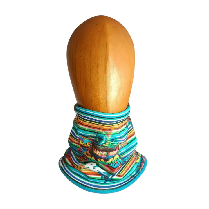 Braga polar infantil con estampado de monstruos vista de frente en maniquí de madera.