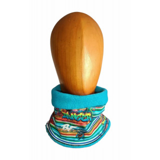 Braga polar infantil con estampado de monstruos, interior polar azul, en maniquí de madera.