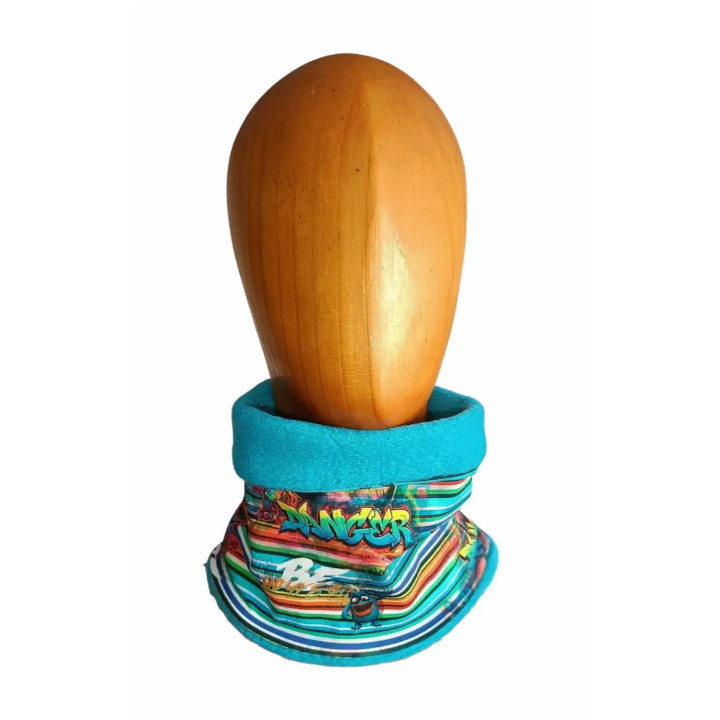 Braga polar infantil con estampado de monstruos, interior polar azul, en maniquí de madera.