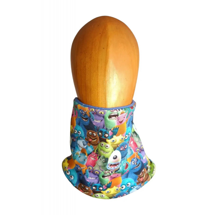 Cuello polar infantil con estampado de monstruos, visto de frente en maniquí de madera.