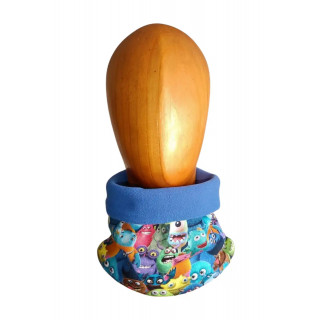 Cuello polar infantil con estampado de monstruos, interior en polar azul, visto de frente en maniquí de madera.
