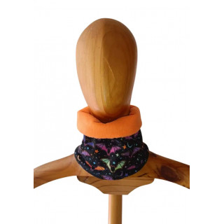 Vista trasera de cuello polar infantil murciélagos y estrellas con forro naranja