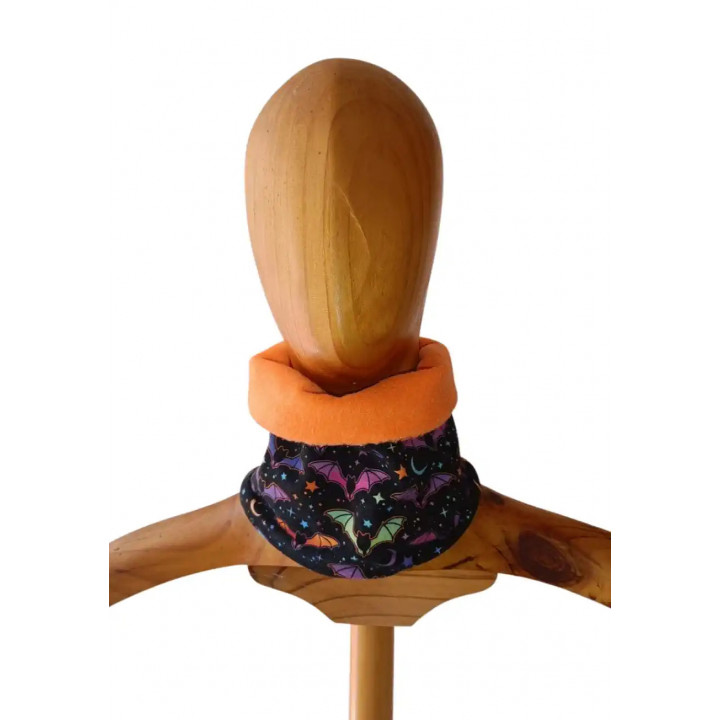 Vista trasera de cuello polar infantil murciélagos y estrellas con forro naranja