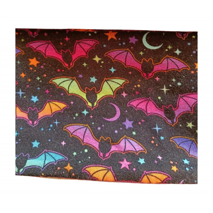 Detalle tela cuello polar infantil con murciélagos, estrellas y lunas multicolor