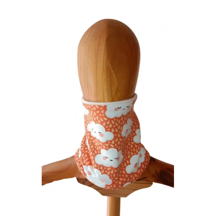 Cuello polar infantil Nubes Dormidas visto de frente sobre maniquí de madera.