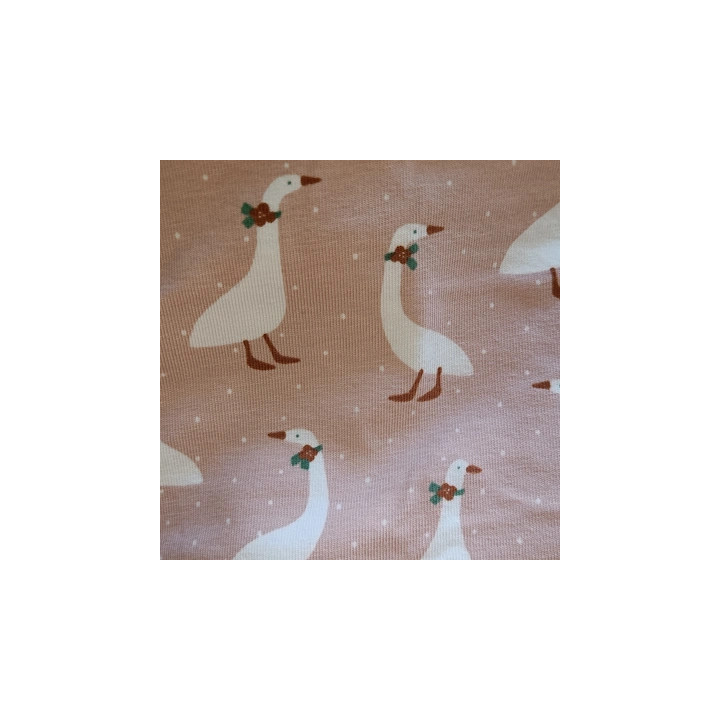 detalle del estampado de ocas en tela para cuello polar