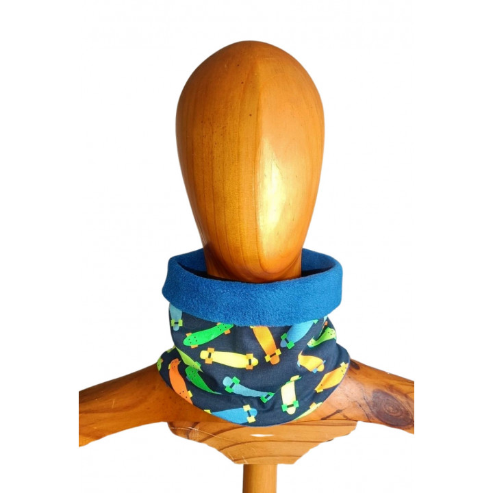 Cuello polar para niños con interior de forro polar azul y diseño de patinetes