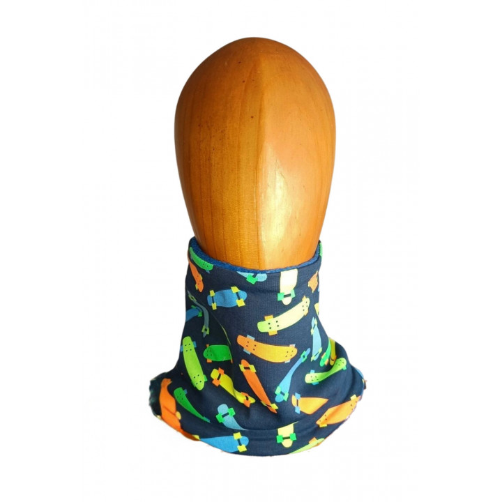 Cuello polar infantil con estampado de patinetes multicolor sobre fondo azul marino