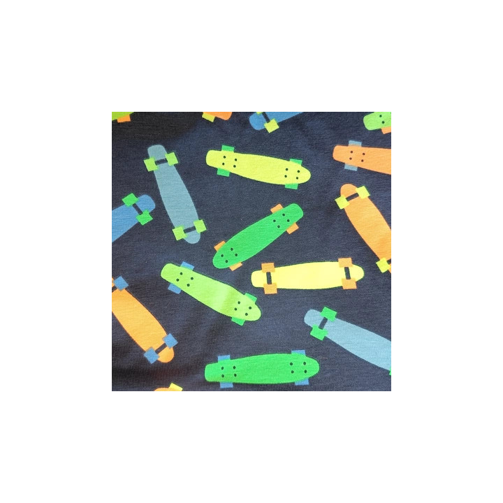 Detalle del tejido exterior del cuello polar infantil con estampado de patinetes