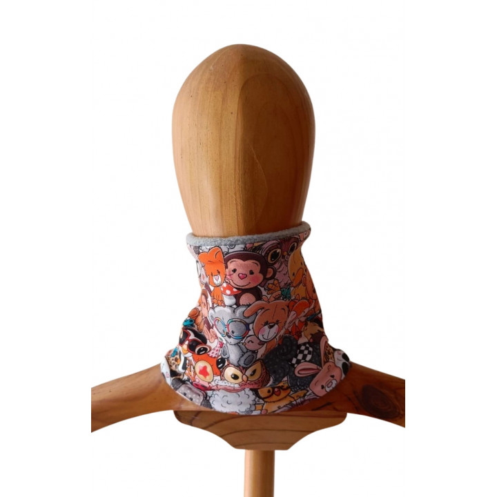 Cuello polar infantil estampado de peluches, vista frontal.