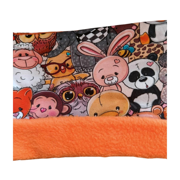 Detalle de tela cuello polar Peluches con interior polar naranja.