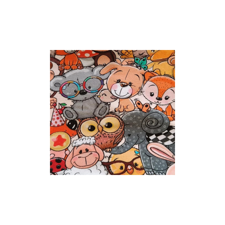 Primer plano estampado cuello polar infantil con animalitos de peluche.