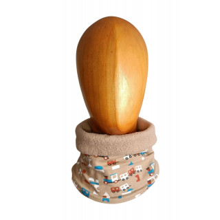 Cuello polar infantil "Trenes" con interior en forro polar beige, doblado en el cuello del maniquí.