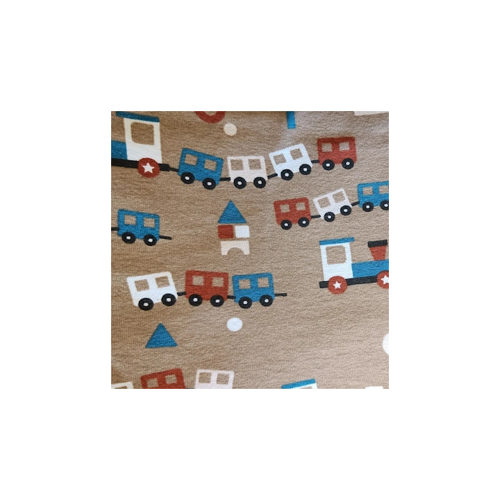 Primer plano del tejido exterior de algodón con estampado de trenes en tonos marrón, azul y rojo.