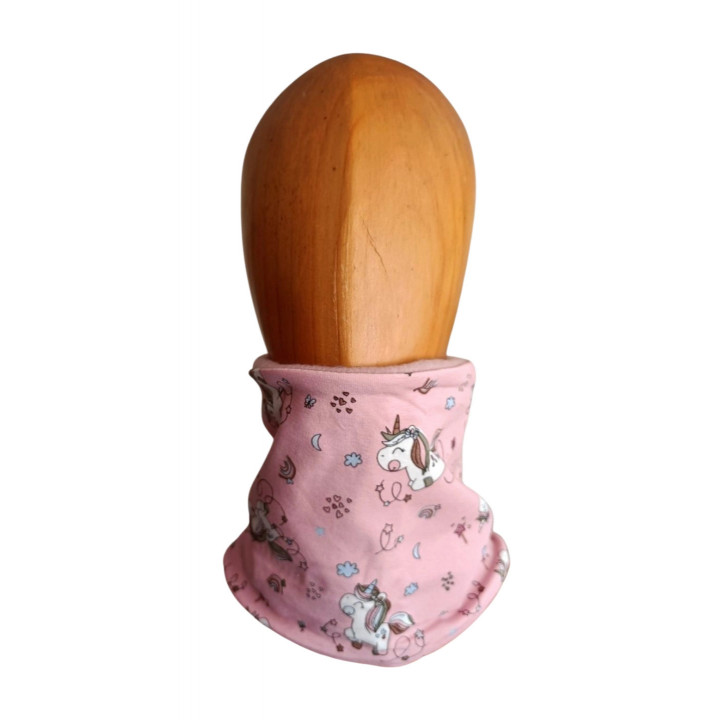 Cuello polar infantil estampado con unicornios sobre fondo rosa, mostrado en maniquí de madera.