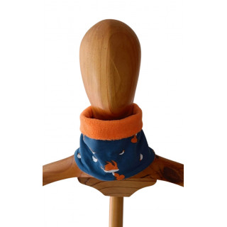 Cuello polar Zorritos con el borde vuelto mostrando el forro de polar naranja, vista trasera en maniquí.