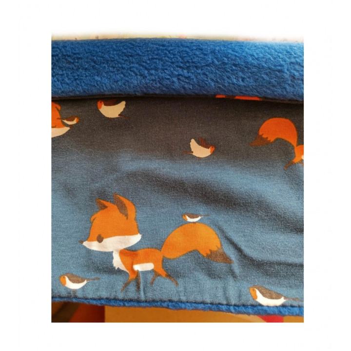 Detalle del interior del cuello polar Zorritos con forro de polar azul y costura rematada.