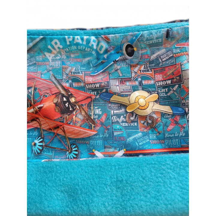 Braga de cuello de aviones con interior polar azul eléctrico, detalle cercano del forro suave.