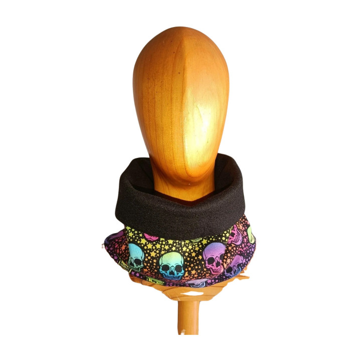 Braga de cuello Calaveras Fluor juvenil/adulto con estampado multicolor, vista frontal.