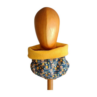 Braga de cuello Dots juvenil/adulto con interior polar mostaza, vista trasera doblada en maniquí.