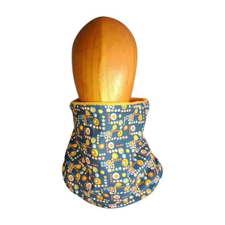 Braga de cuello juvenil/adulto estampado Dots en tonos mostaza y blanco sobre azul oscuro, vista frontal en maniquí.