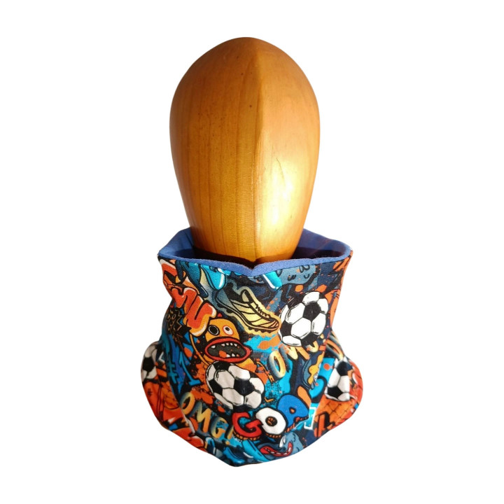 Braga de cuello juvenil/adulto con estampado de fútbol, vista frontal en maniquí madera.