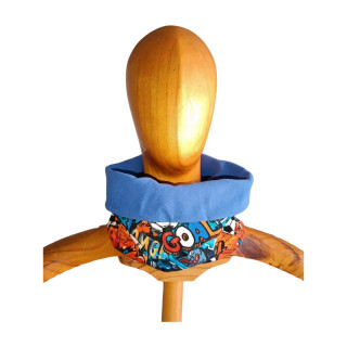 Braga de cuello estampado de fútbol con interior polar azul doblado hacia fuera, vista frontal en maniquí madera.