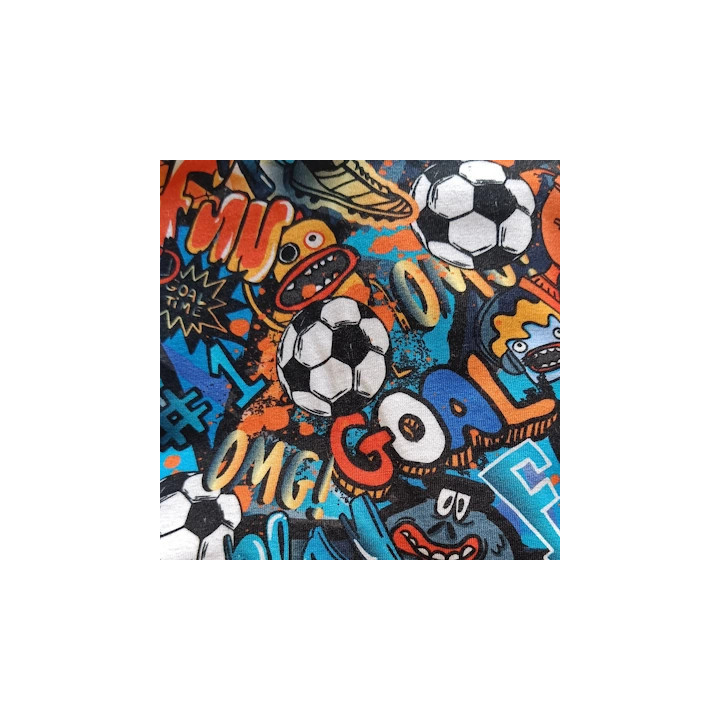 Detalle de la tela estampada de fútbol con balones, grafitis y frases como Goal.