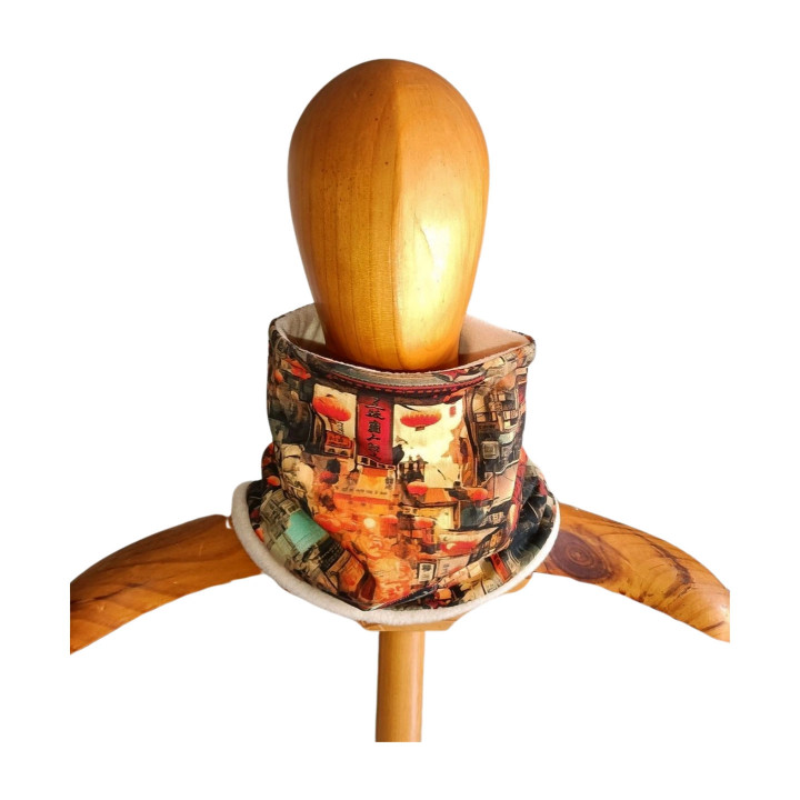 Braga de cuello con estampado Japón, colocada sobre maniquí de madera, vista frontal.