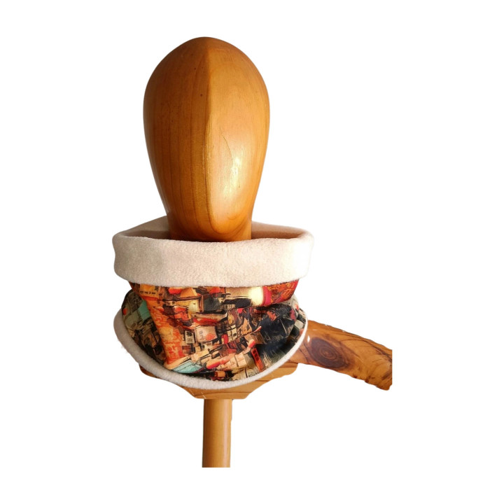 Braga de cuello Japón mostrando interior en polar beige, doblada hacia fuera.