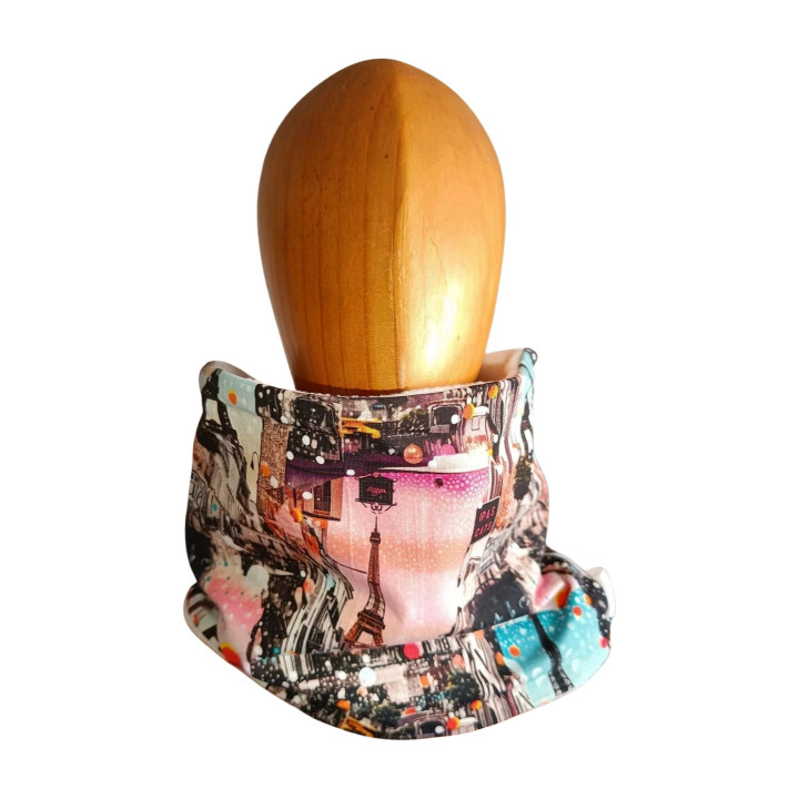 Braga de cuello juvenil/adulto con estampado París y fondo polar blanco, presentada sobre maniquí de madera.