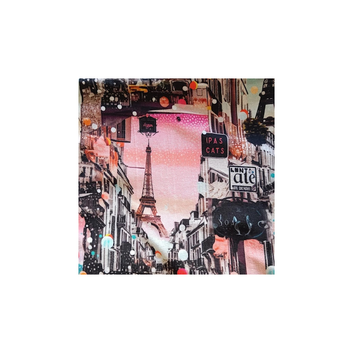 Primer plano de la tela estampada con la Torre Eiffel, calles parisinas y colores vivos.