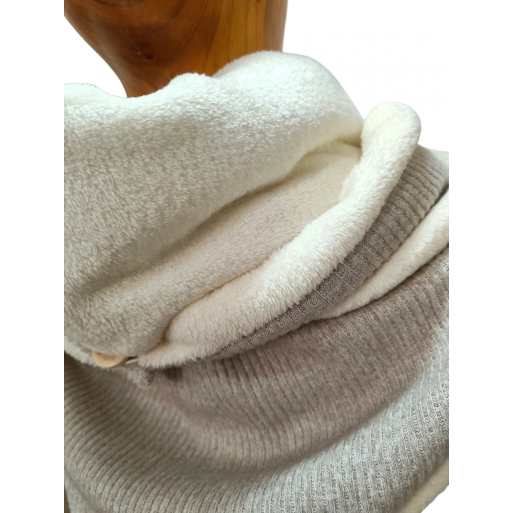 Bufanda triangular canalé gris suave | by.Cuqui