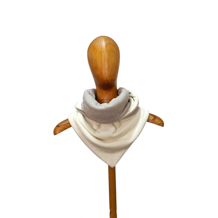 Bufanda triangular canalé gris suave | by.Cuqui