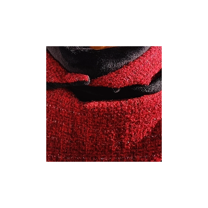 Bufanda triangular reversible en tejido tweed rojo estilo Chanel. Elegante, cálida y con textura. Hecha a mano. Ideal para looks